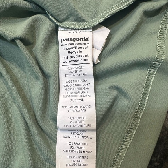 Patagonia Green Men's Size Medium Long-Sleeved Capilene Cool Daily Fish Top - Picture 5 of 5